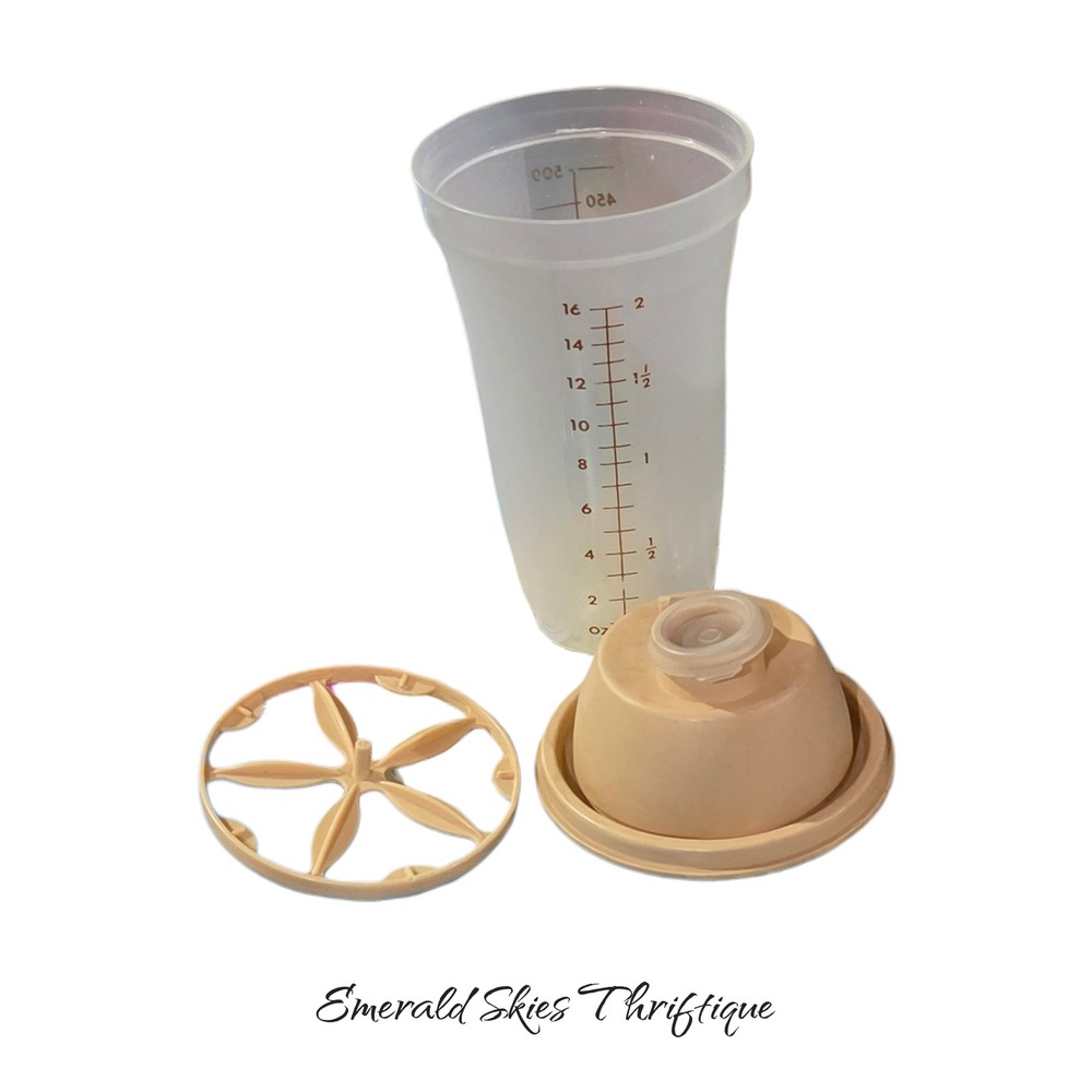 Vintage 3 Piece Tan Tupperware quick shake 16 oz / 500 ml with insert. Free ship
